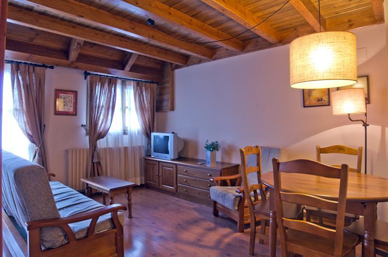 Apartamentos Turisticos Lavedan Tramacastilla de Tena Bagian luar foto