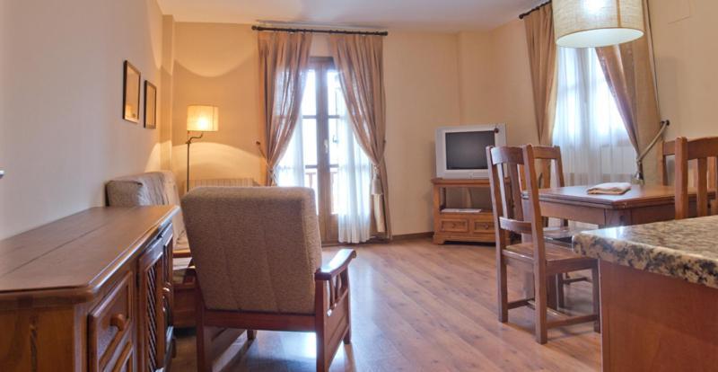 Apartamentos Turisticos Lavedan Tramacastilla de Tena Ruang foto
